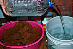 Приготовление грунта из брикета кокосового экстрата